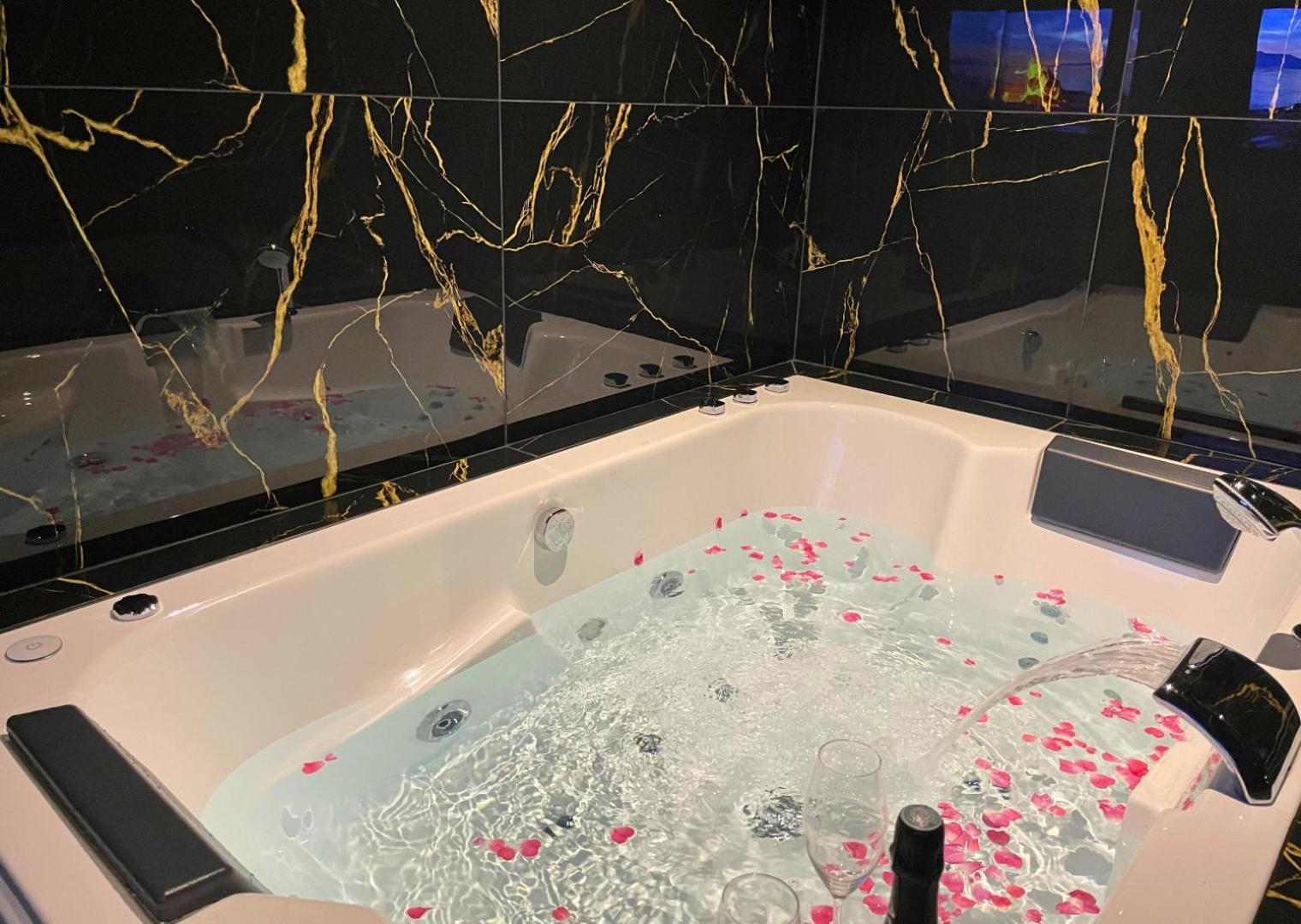 Sejour Detente A Saint-Omer - Jacuzzi Prive, Terrasse, Centre-Ville Et Parking Gratuit Екстериор снимка